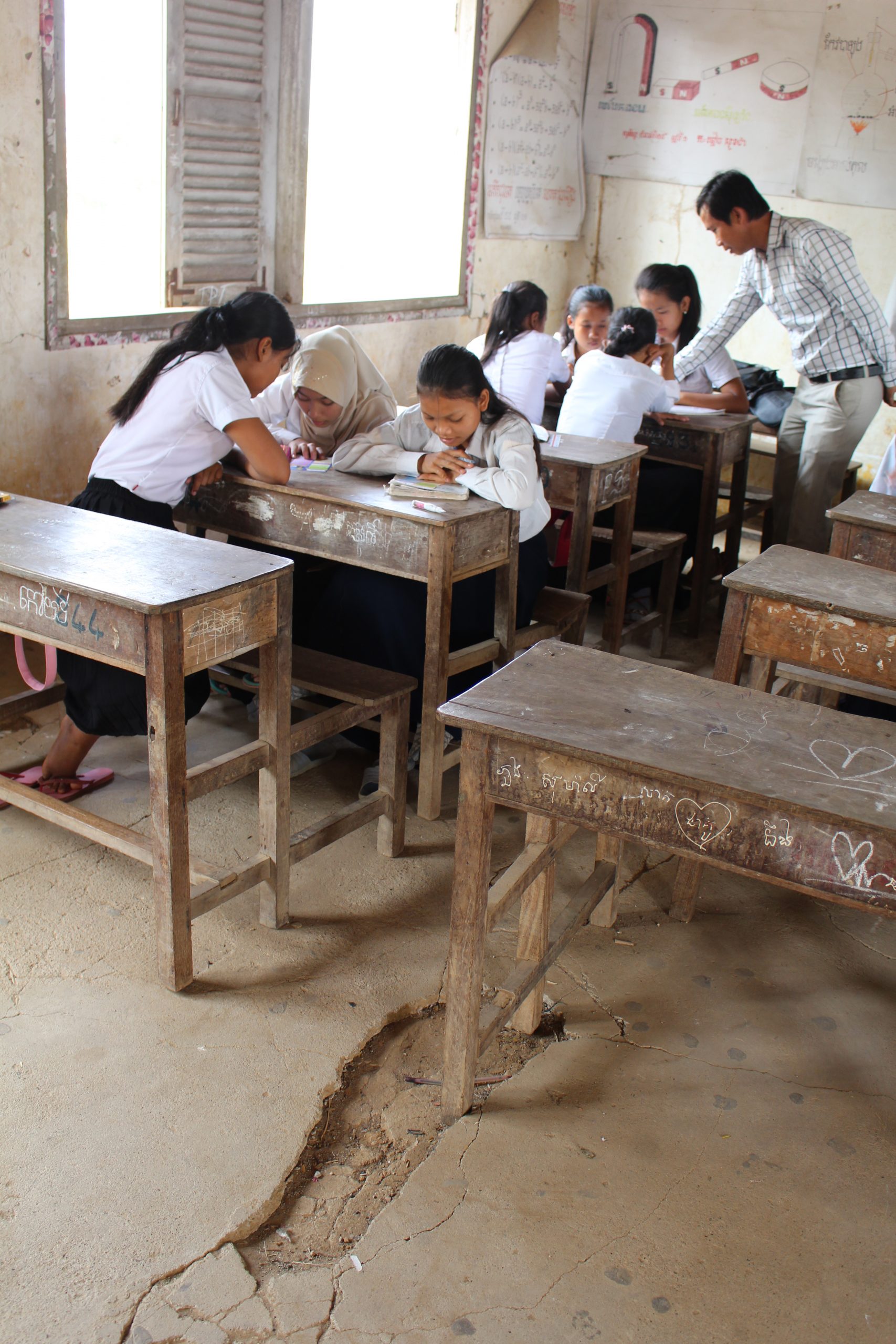 Cambodia, opo Sokun ohjaa ryhmätöitä tekeviä oppilaita