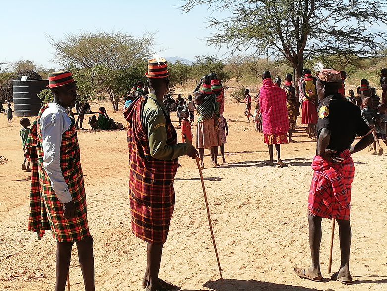 Kenialaisia paimentolaisia perinteisissä asuissa.