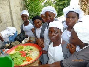 Hampurilaisten täytteet ja tekijät RADAn koulussa, Bo´n kaupungissa Sierra Leonessa