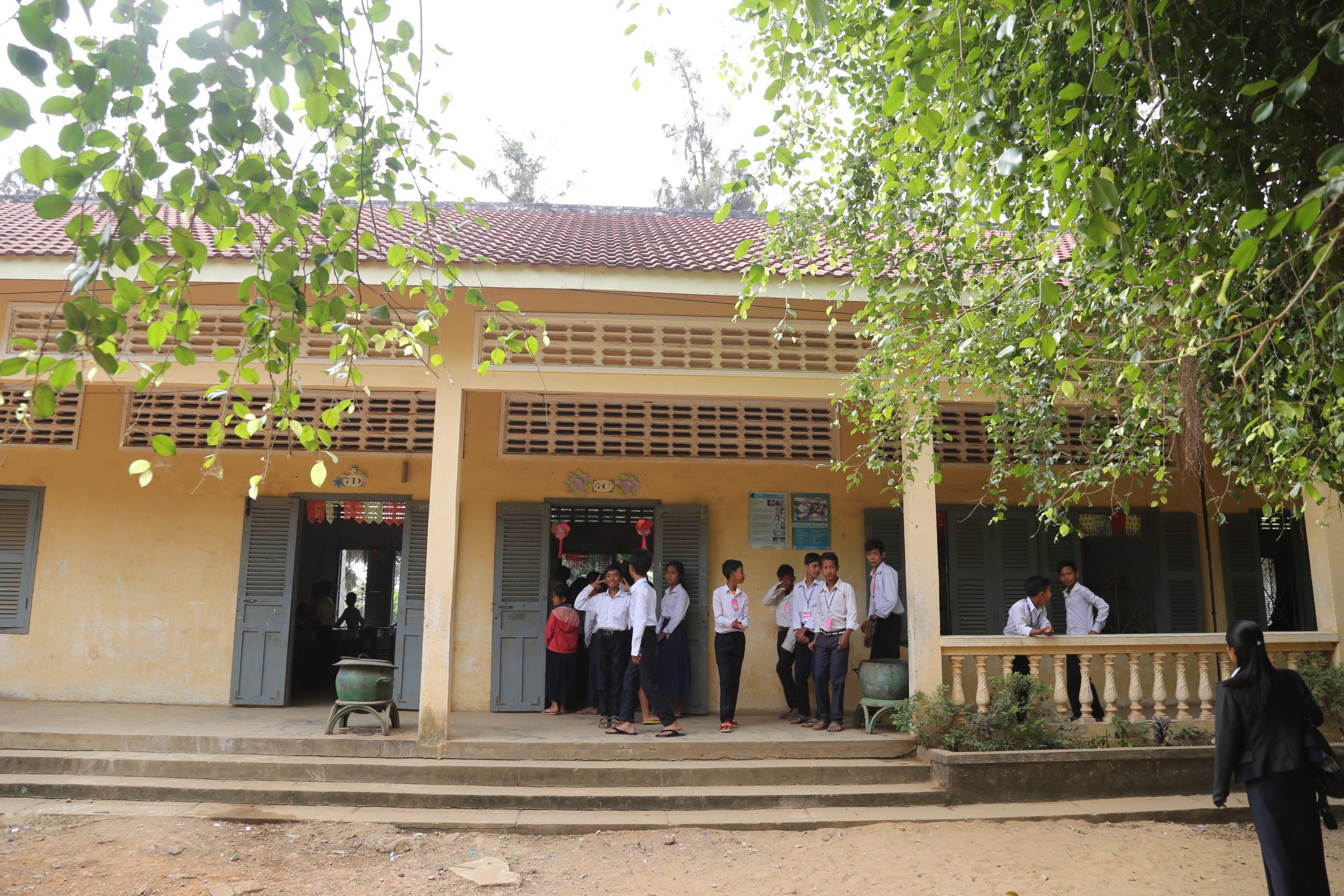 Oppilaita kamdodzalaisen koulun edessä.