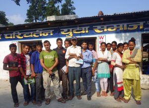 Rakennuksen johdottamista opiskelevat Jogbudhan ja Dahelduran alueella Nepalin Kaukolännessä