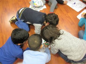 Finding suitable learning spaces can be very difficult. Solidarity Now has offered us a classroom in their centre in urban Thessaloniki. Sometimes we have so many children that some of the groups have to study in the lobby. 